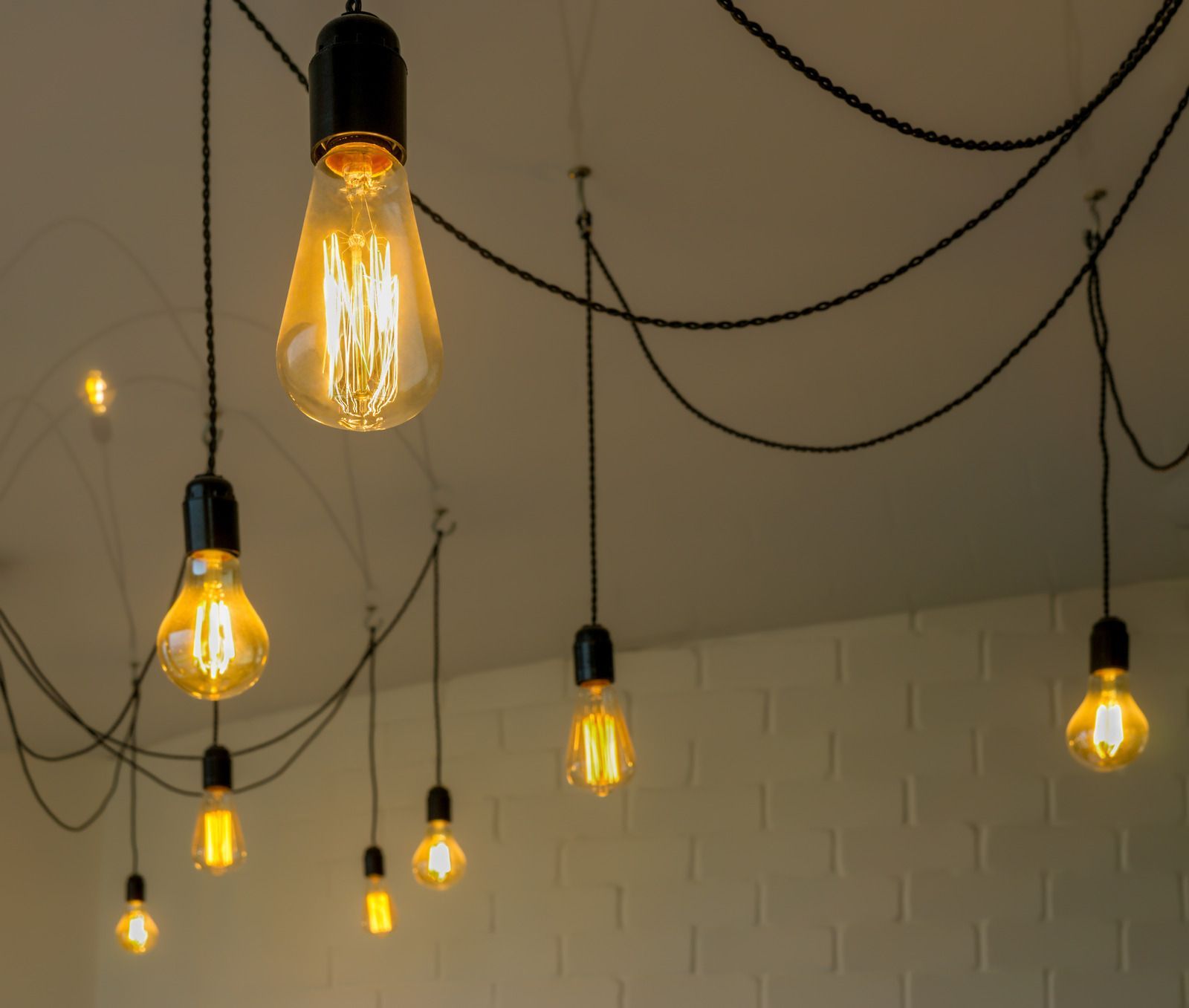 A bunch of light bulbs hanging from the ceiling