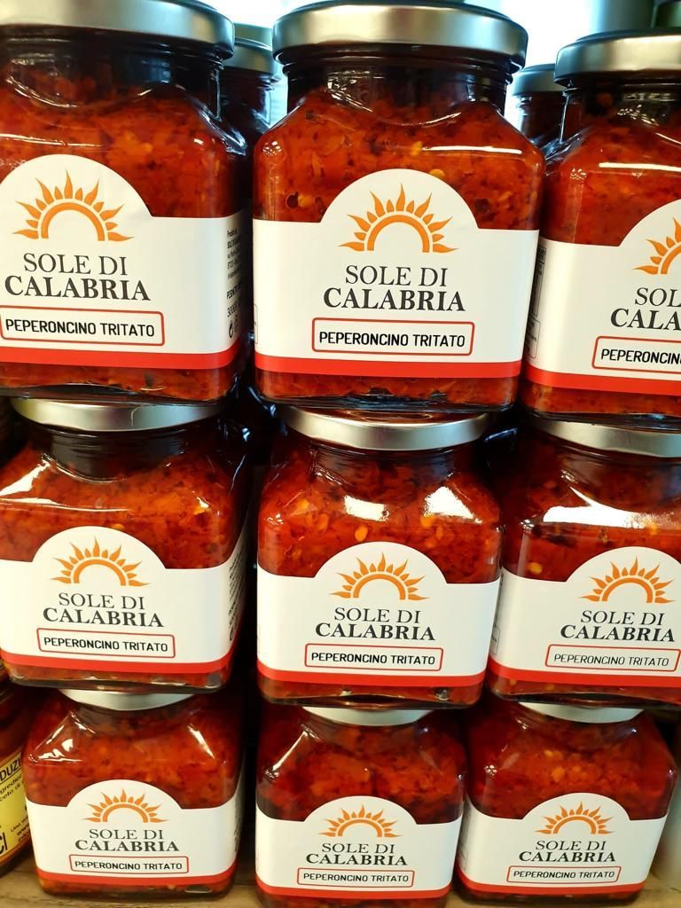 Un mucchio di barattoli di salsa sono impilati uno sopra l'altro.