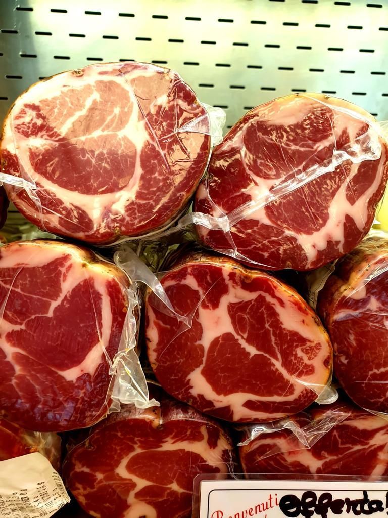 Diversi pezzi di carne sono impilati uno sopra l'altro