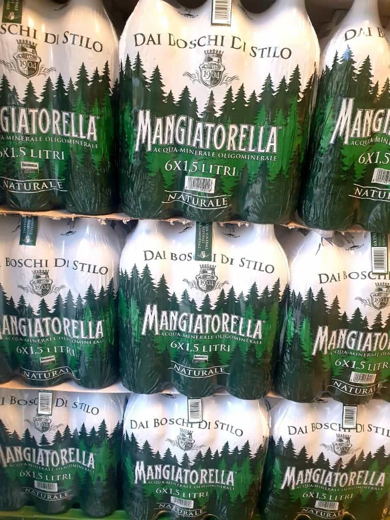 Un mucchio di bottiglie di mangiatorella sono accatastate l'una sull'altra.