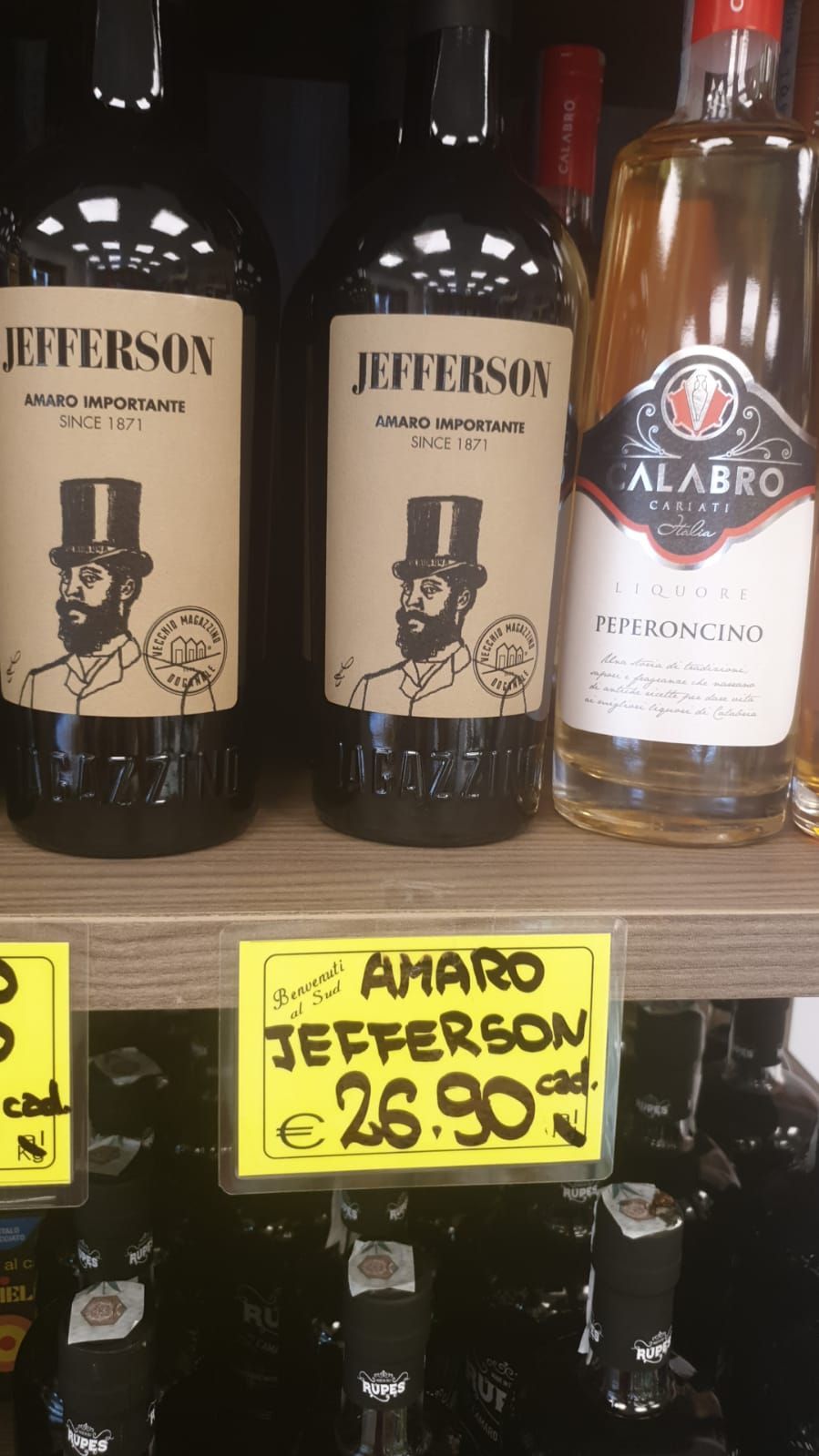 Tre bottiglie di Jefferson Amaro sono su uno scaffale
