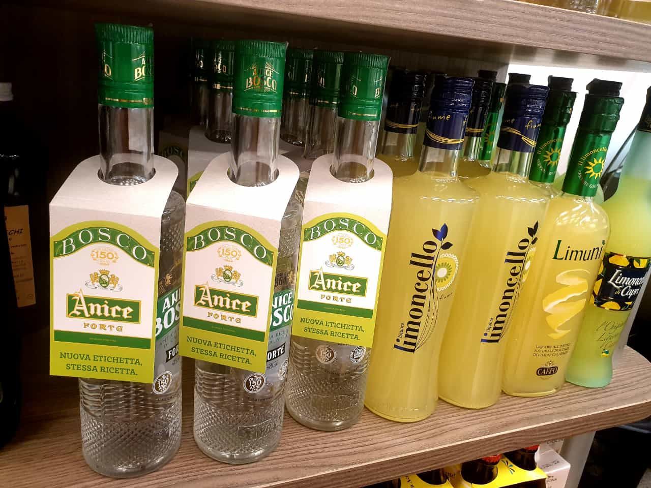 Bottiglie di liquore sono allineate sullo scaffale di un negozio.