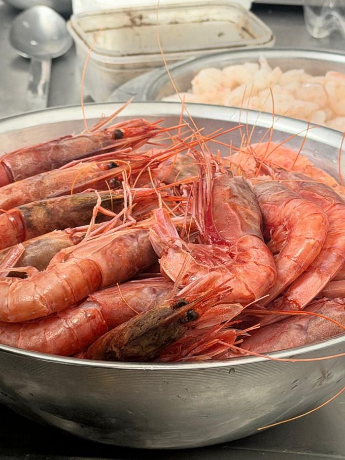 Ciotola di gamberi cotti con guscio rosso in una bancarella di cibo