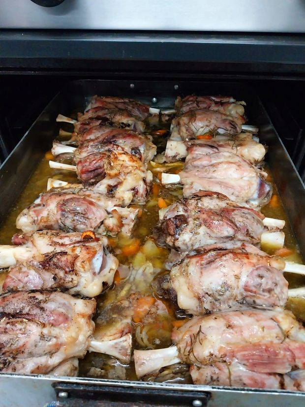 Teglia di pezzi di pollo arrosto con ossa, rosolati in una teglia da forno