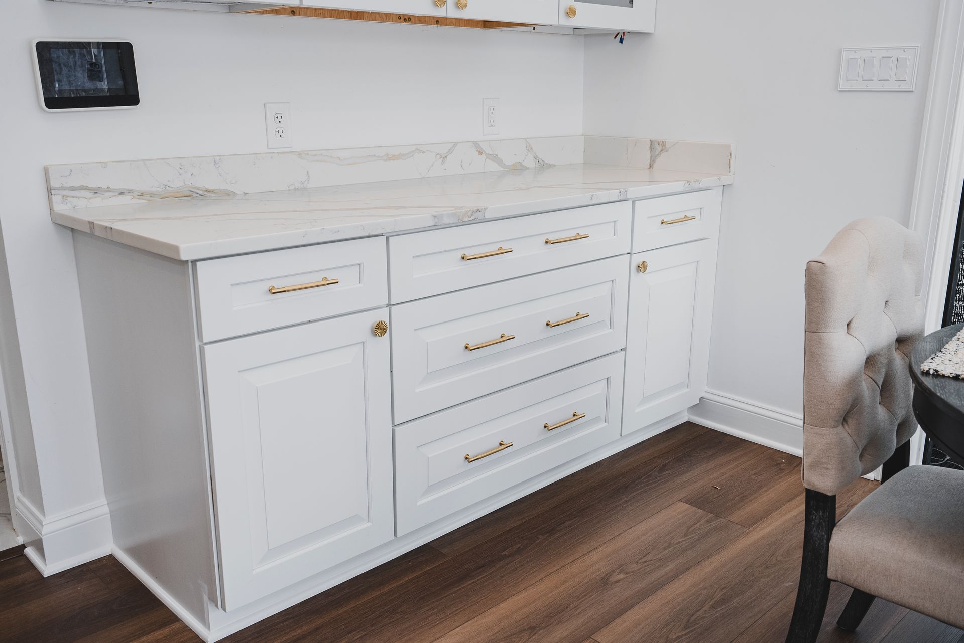 Sophisticated kitchen aesthetic featuring quartz surfaces and tile work.