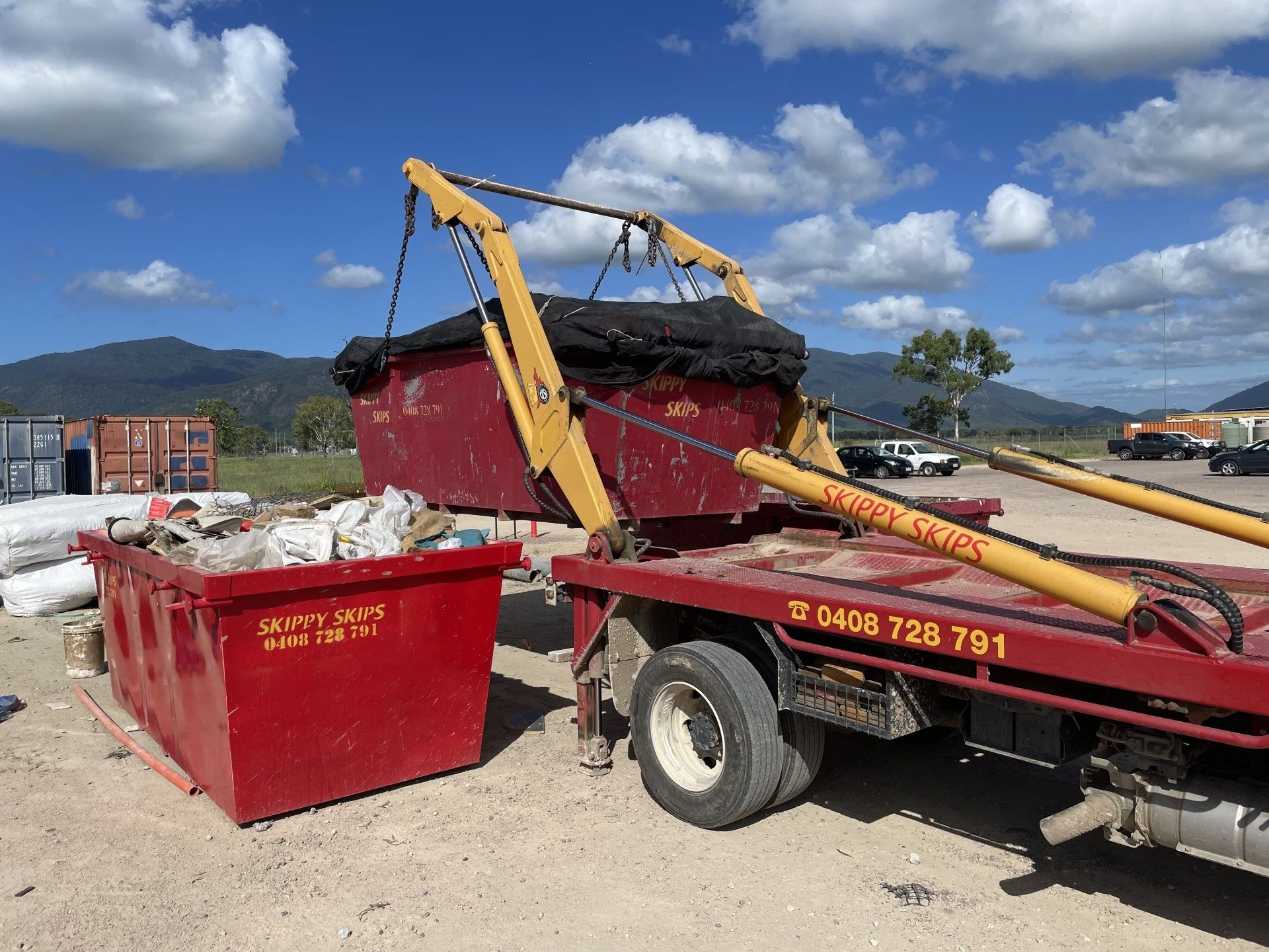 Constriction Lifting Skip Bin