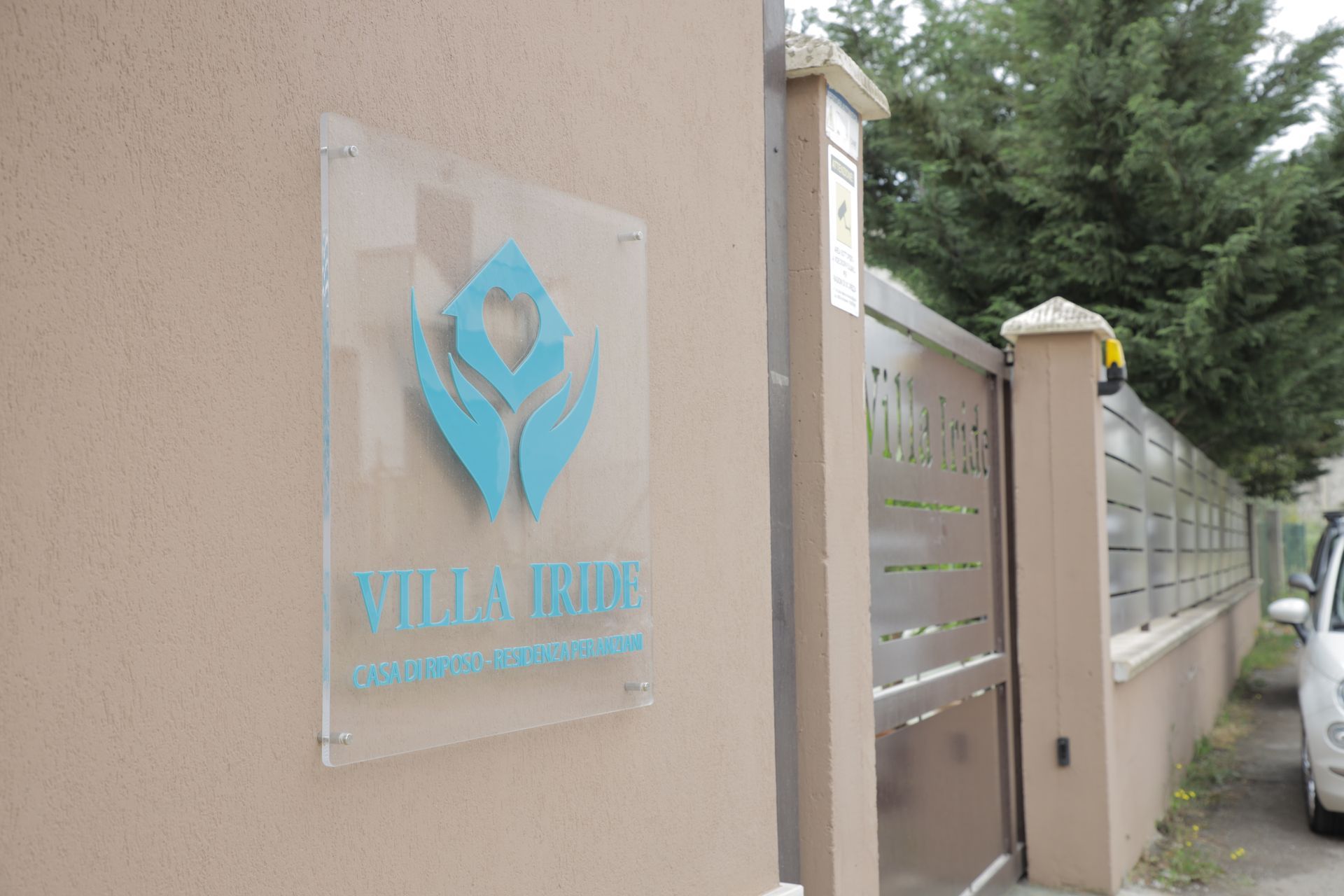 Un logo azzurro e il nome 