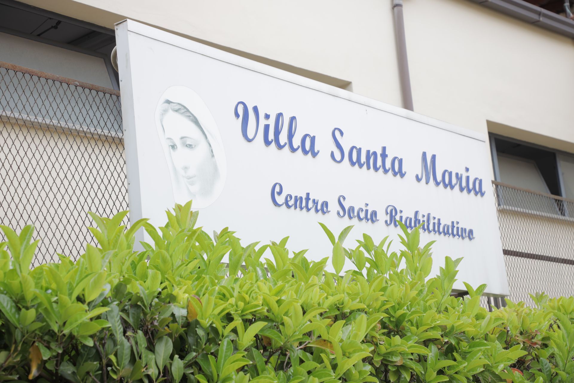 Un cartello bianco con la scritta 