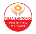 Un logo circolare con bordo rosso contenente due mani che sorreggono una casa con un cuore, con la scritta