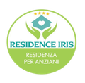 Un logo circolare raffigurante una casa con un cuore, sorretta da mani verdi e sormontata da quattro stelle, con la scritta