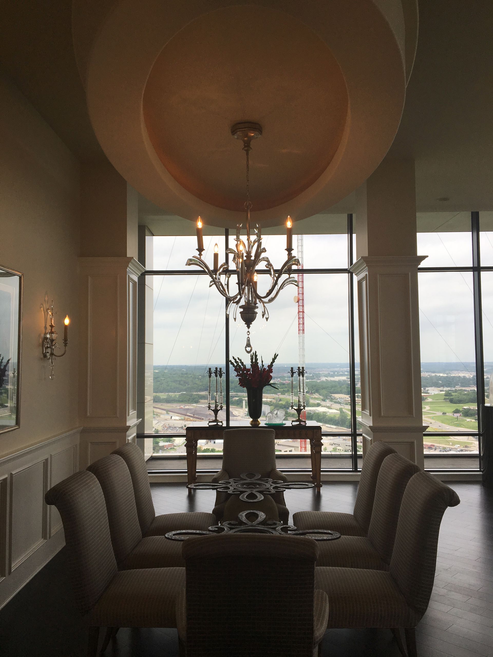 A dining room with a chandelier hanging from the ceiling