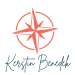 Simone Balatinac Fachärztin Kompassrosen-Logo in Korallen- und Türkistönen, darunter der Name „Kerstin Benedek“.
