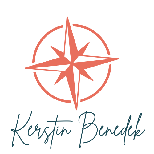 Kompassrosen-Logo in Korallen- und Türkistönen, darunter der Name „Kerstin Benedek“.