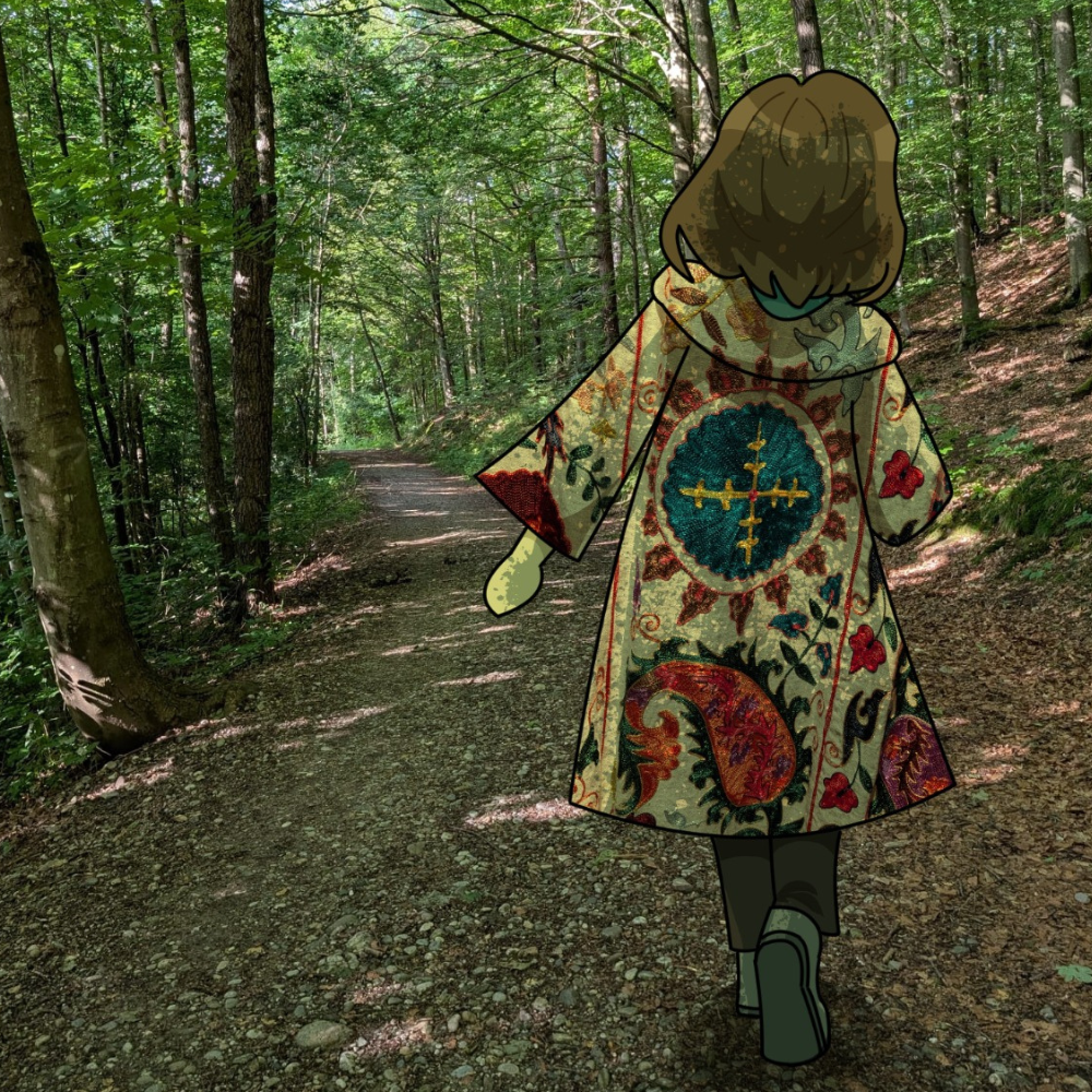 Eine Person in einem gemusterten Mantel geht auf einem Waldweg; der Weg ist von Bäumen gesäumt.