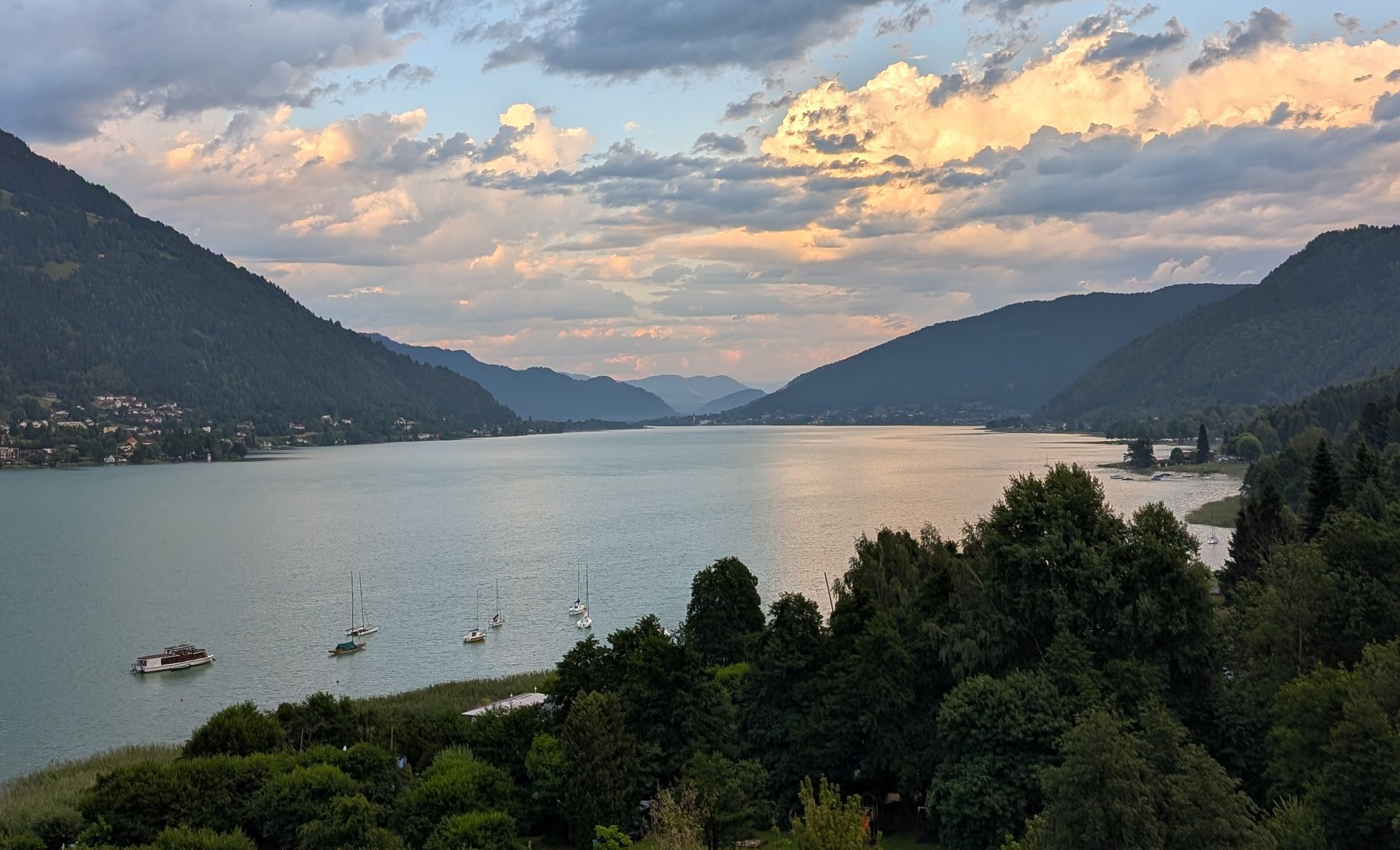 Ossiachersee mit stimmungsvollen Wolken