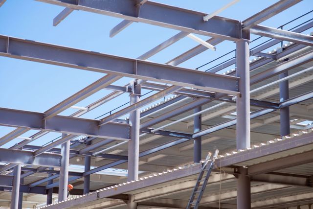 Estructura de acero de un edificio en construcción contra un cielo azul
