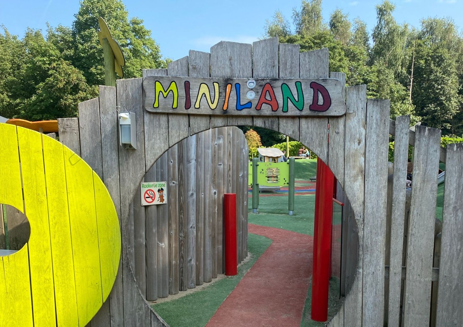 Houten toegangspoort tot speeltuin 