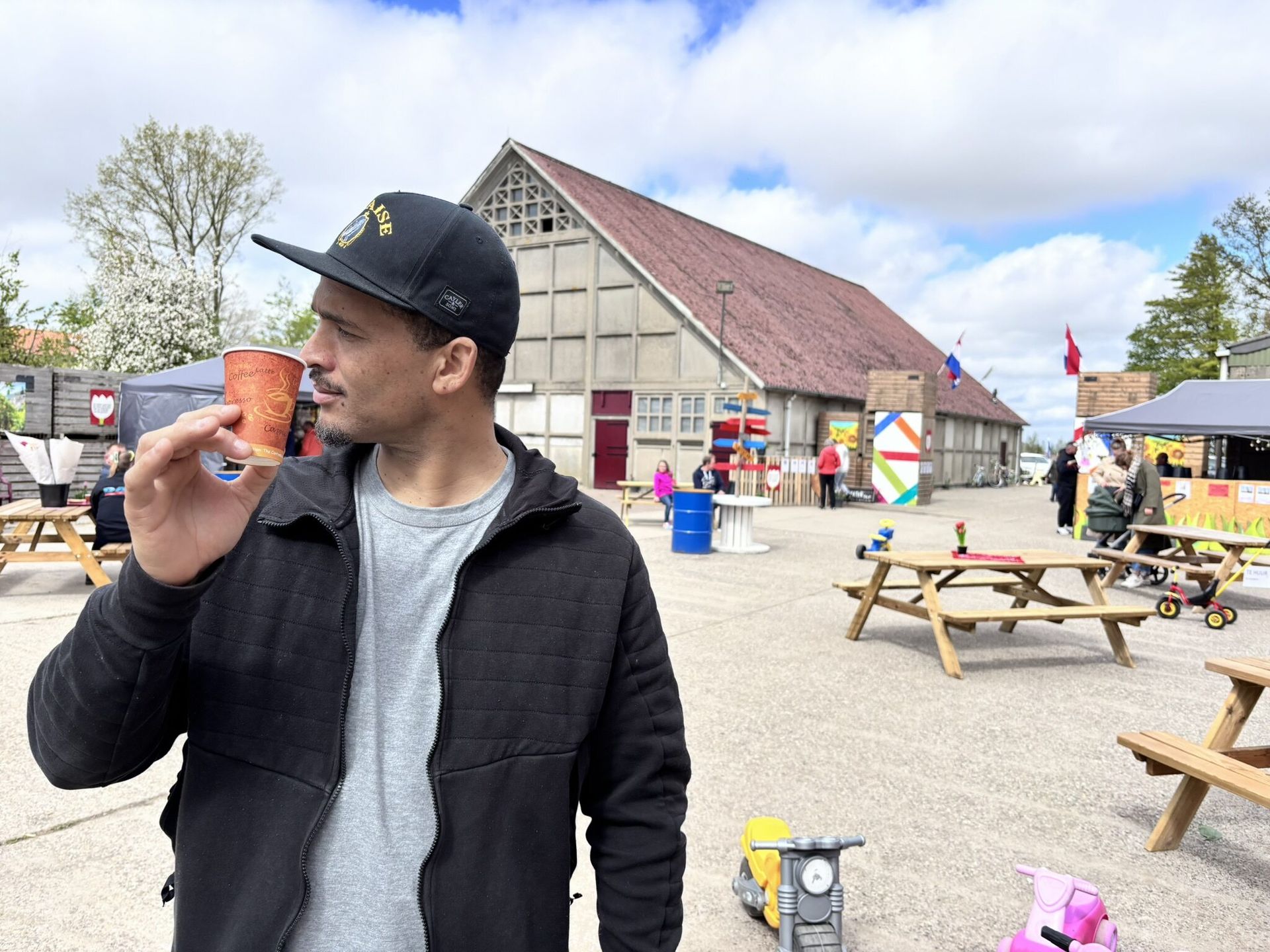 Een man met een pet maakt buiten een 