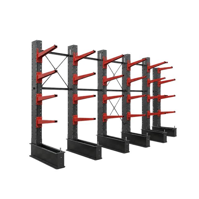 Scaffale a parete nero e rosso con montanti verticali multipli e bracci orizzontali per riporre oggetti.