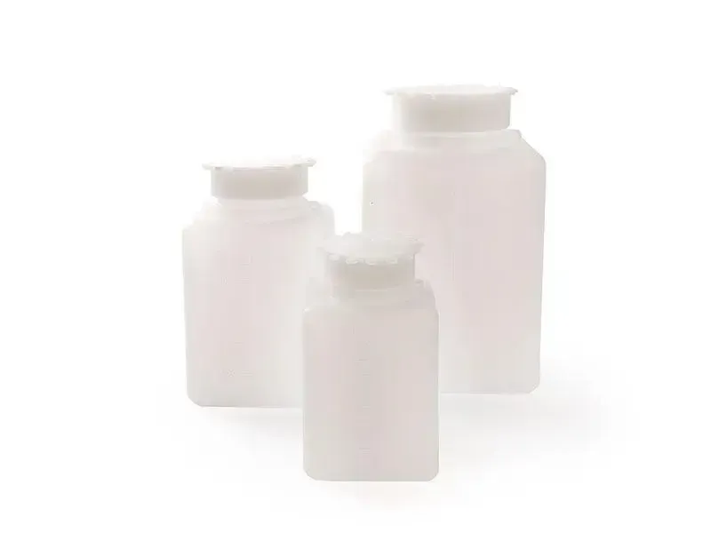 Bottiglie in plastica rettangolari per laboratorio o industria chimica.