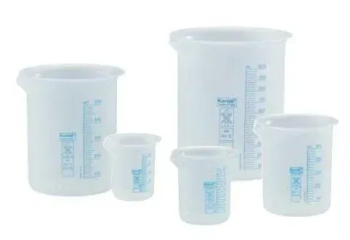 Contenitori in plastica graduati per uso industriale e laboratorio.