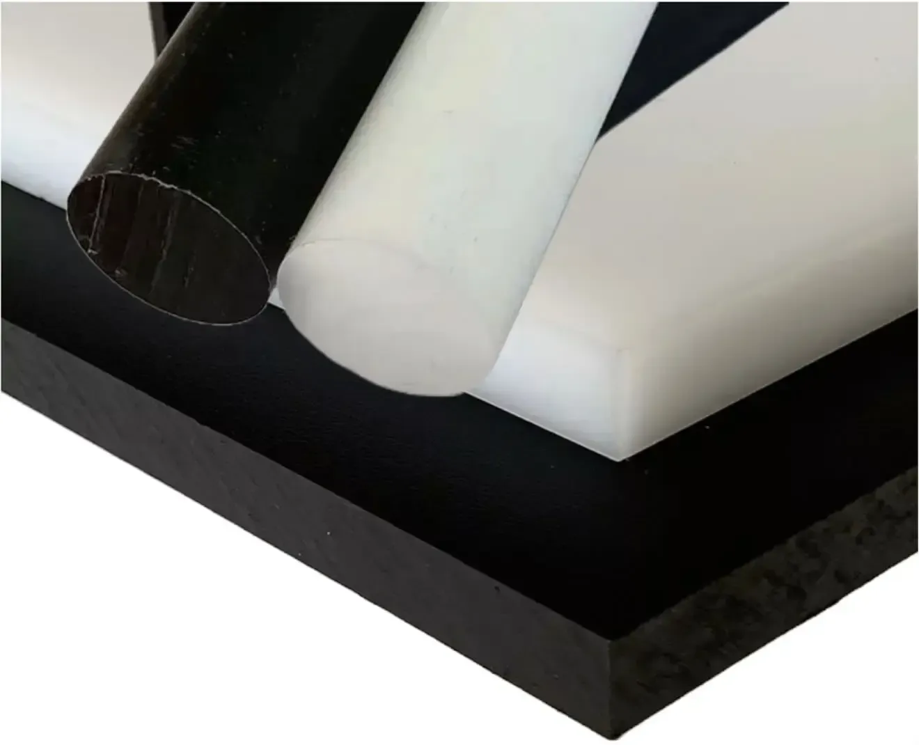 Polietilene PE HDPE ad alta densità in lastre e tondi, disponibile in diversi colori, per applicazioni e lavorazioni industriali ad alte prestazioni.