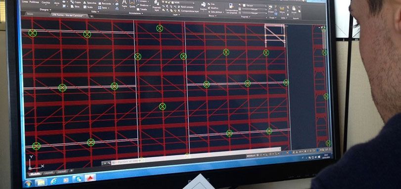 Un uomo guarda lo schermo di un computer su cui è disegnato un disegno.
