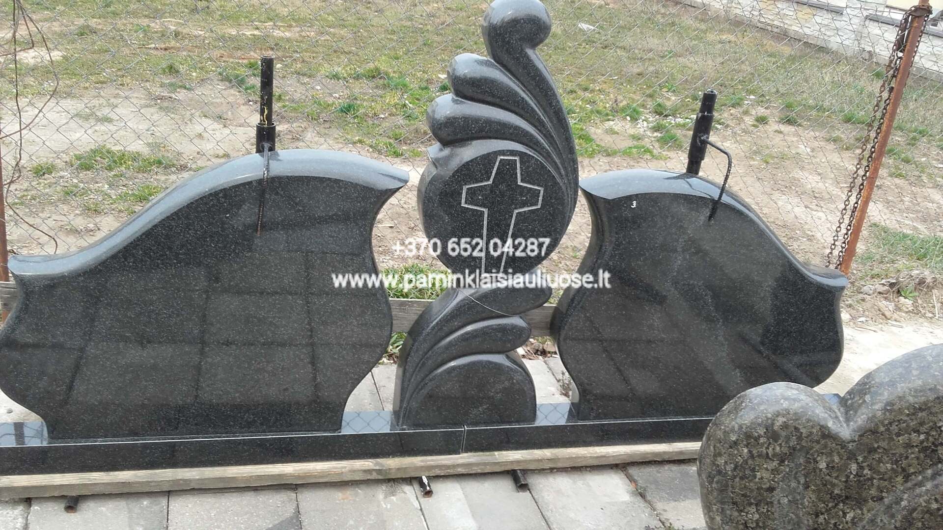 Akmenita, ĮI | 3 dalių paminklai