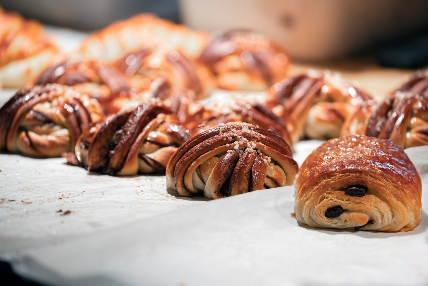 Un tas de pâtisseries sont posées sur une table.