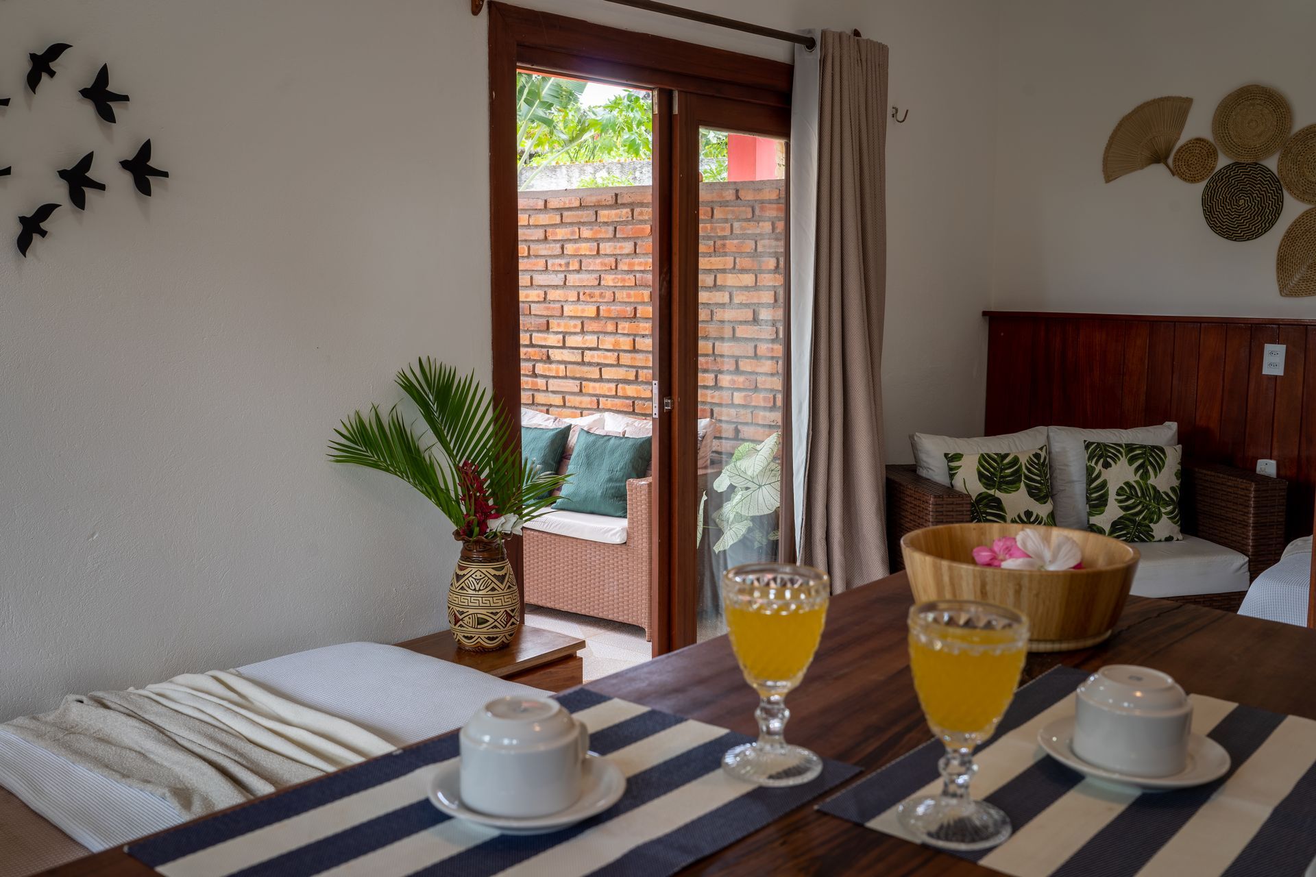 Uma mesa com dois copos de suco de laranja em uma sala de estar.