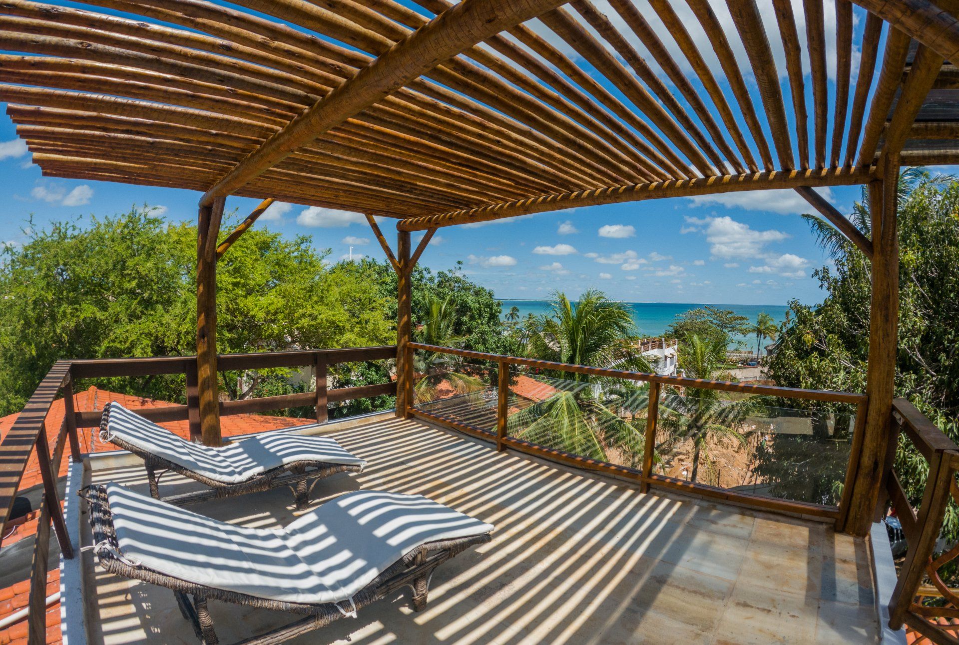 Há duas espreguiçadeiras no deck com vista para o oceano.