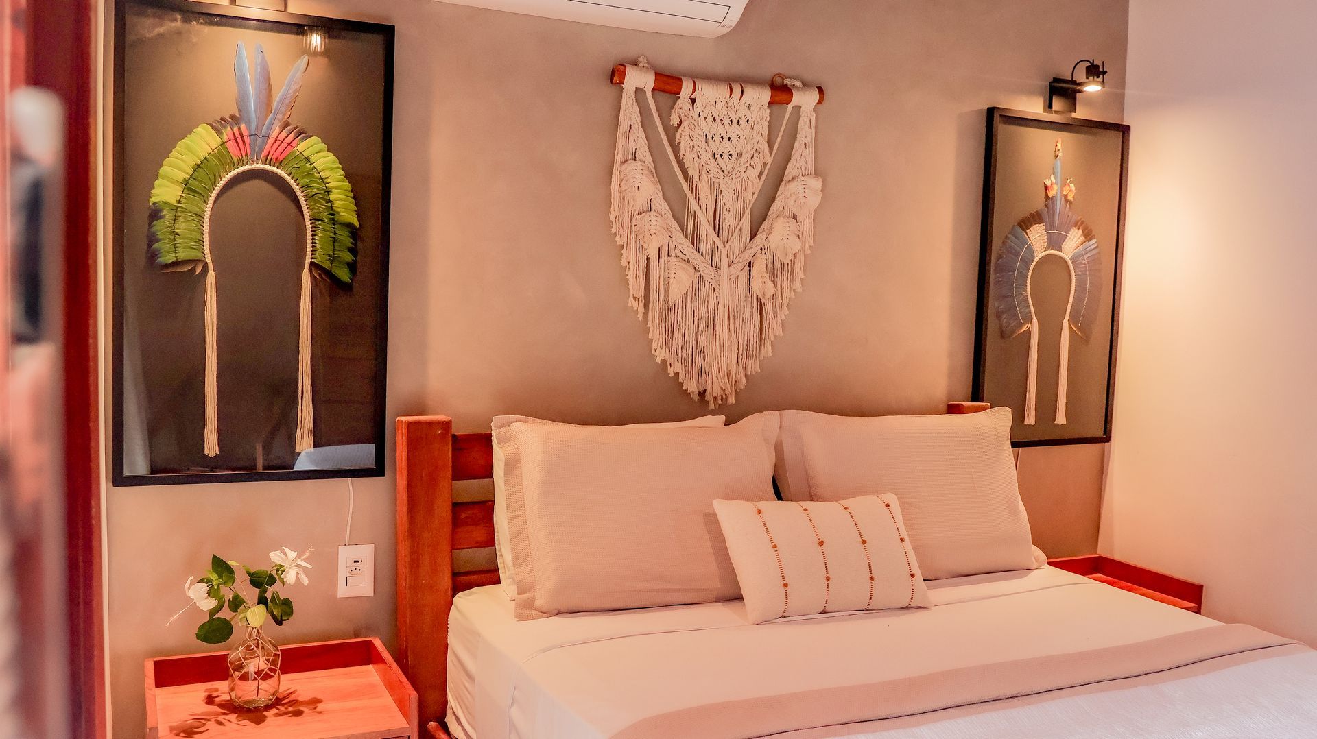 Um quarto com uma cama e dois quadros na parede
