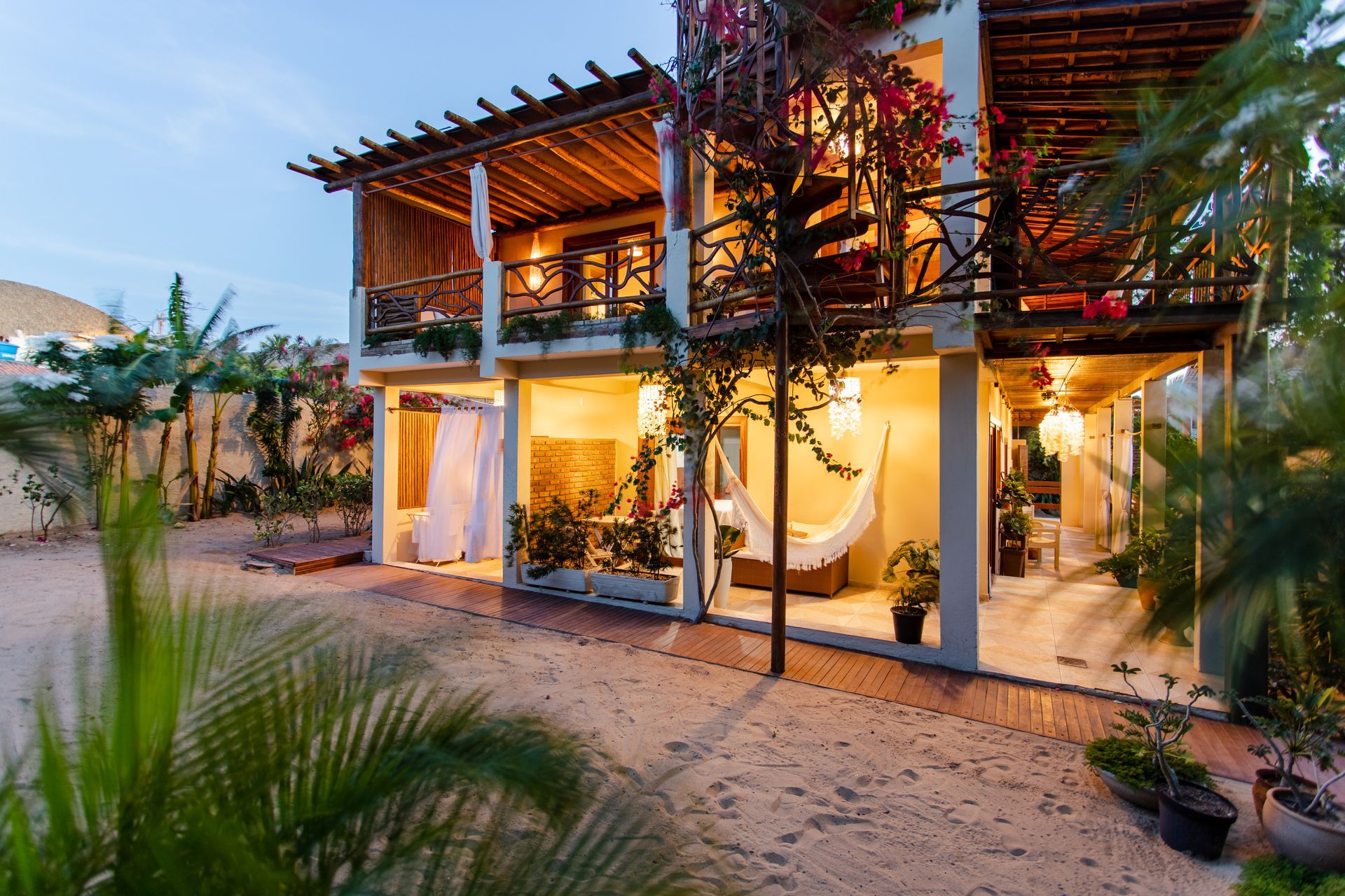 Uma casa grande com uma rede na frente