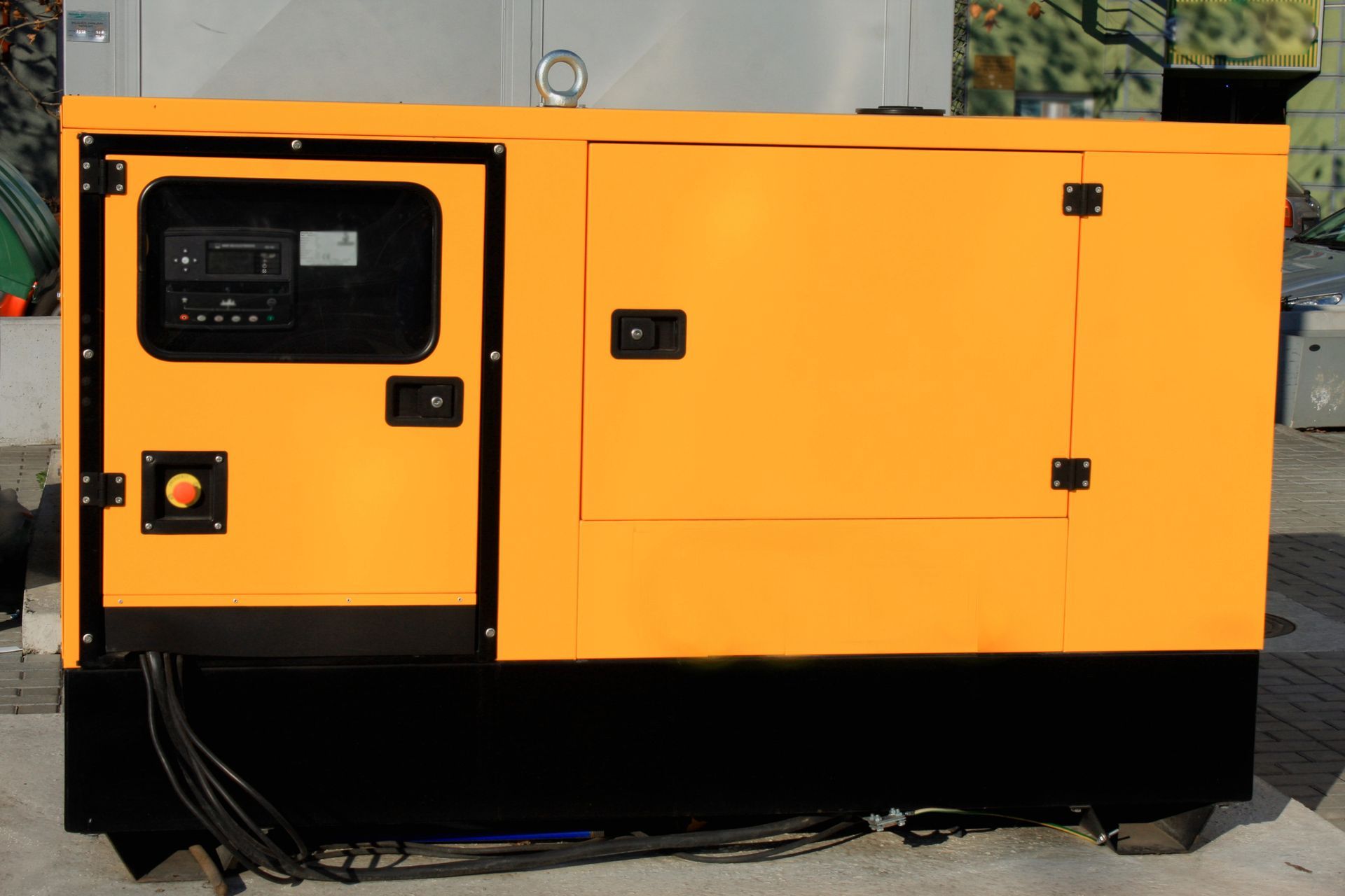 Generatore diesel industriale portatile di colore giallo su base nera, dotato di pannello di controllo e sportelli di accesso laterali.