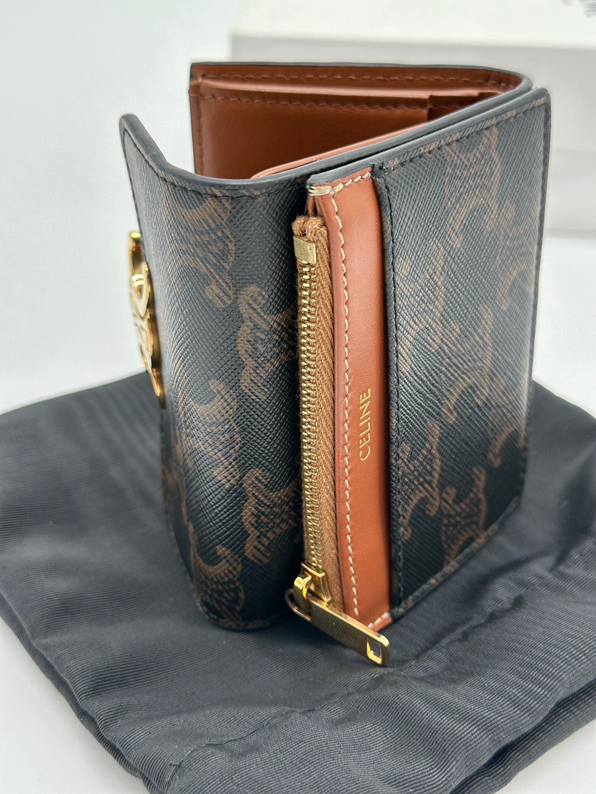CELINE Triomphe Compact Wallet 新品 Celine Triomphe Compact Wallet with Detachable Card Holder Review