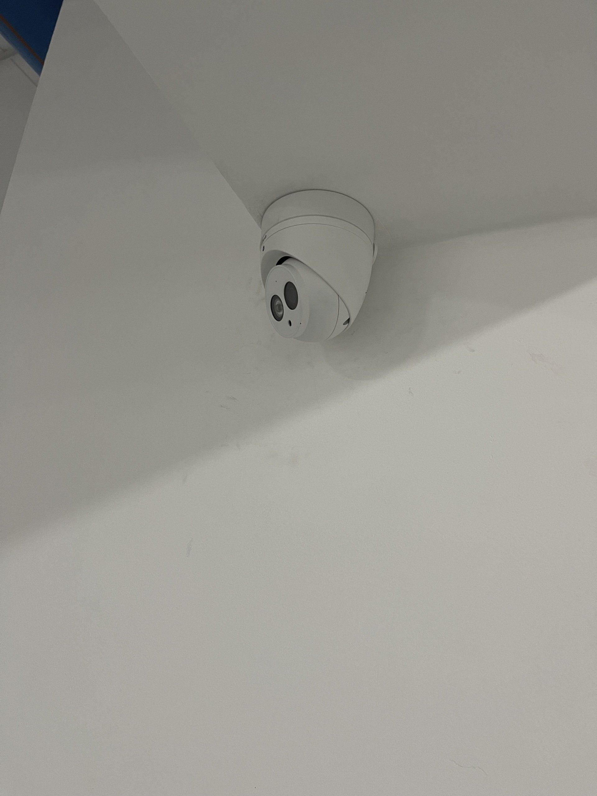 מצלמת אבטחה מותקנת לתקרת החדר.