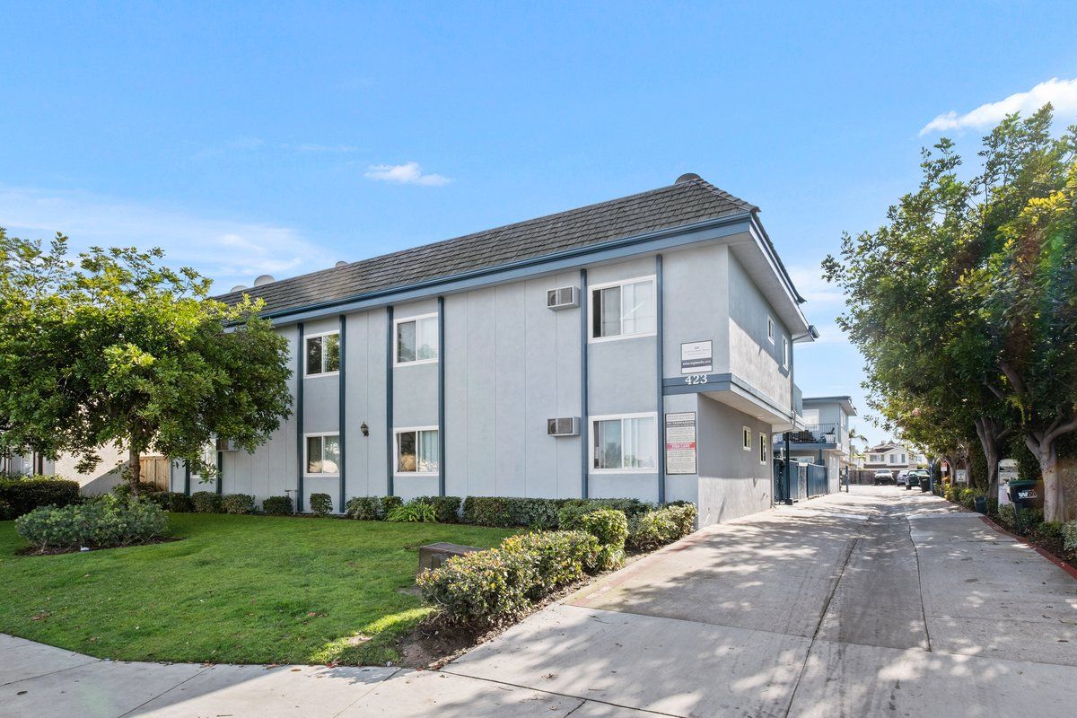 Bay Manor Apartment Exterior