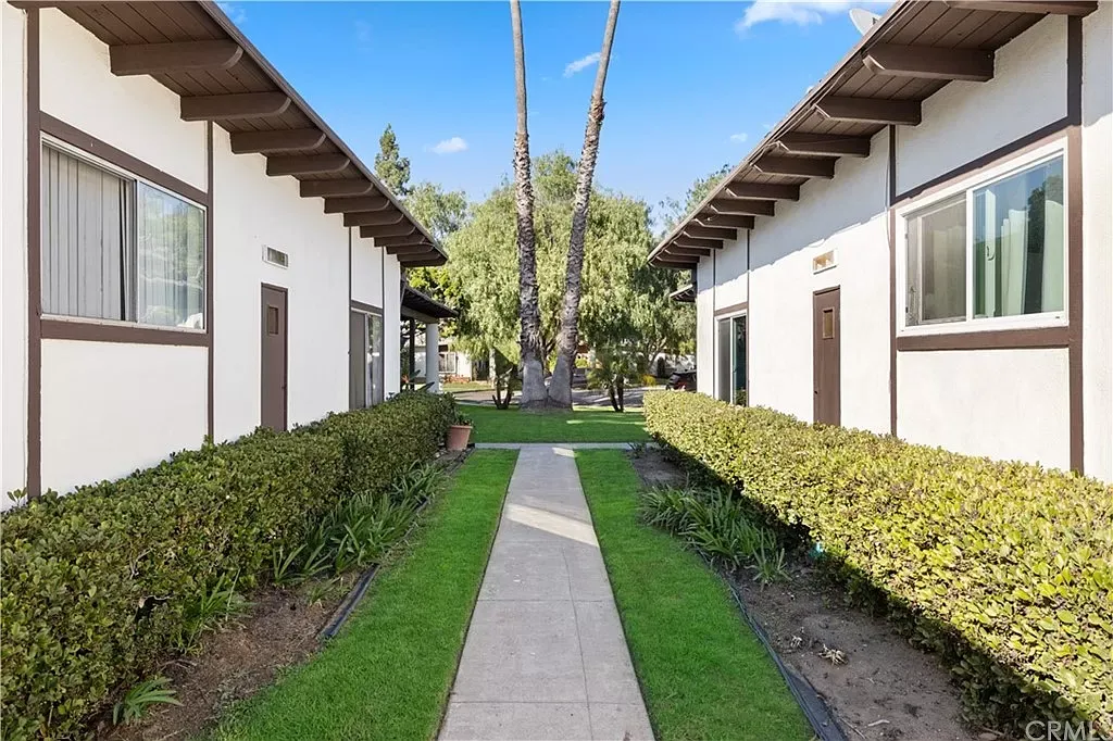 Clearbrook Lane property image of exterior walkway