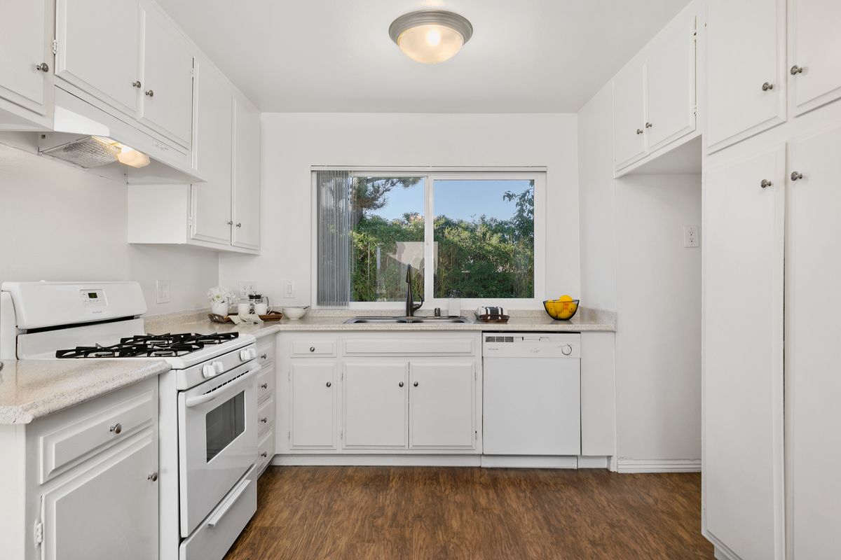 Ren Circle Apartments property photo of interior kitchen