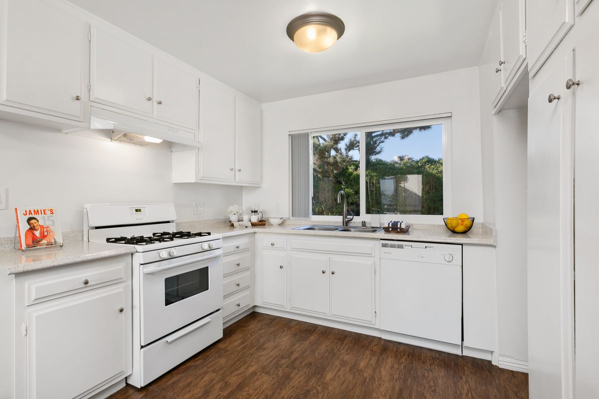 Ren Circle Apartments property photo of interior kitchen
