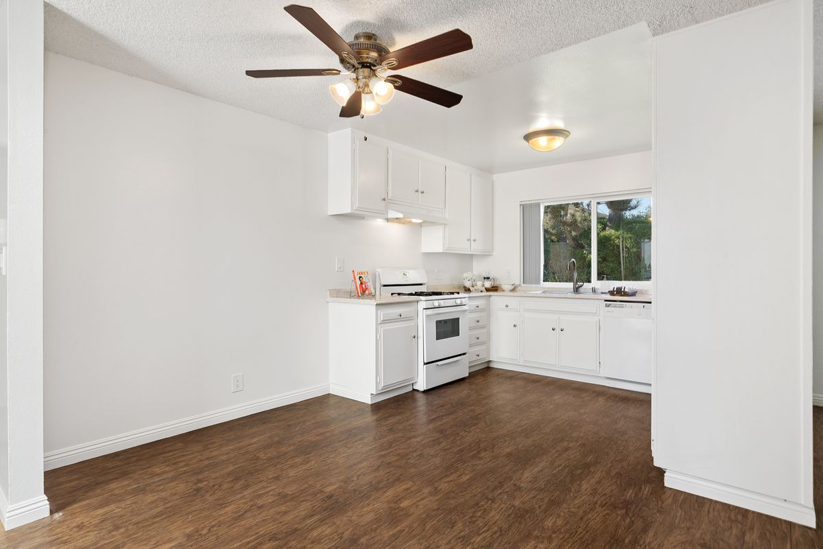 Ren Circle Apartments property photo of interior kitchen