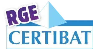 Logo RGE CERTIBAT avec texte violet et bleu et un motif triangulaire bleu