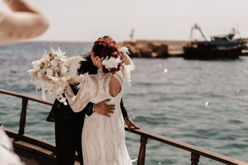 Sposi nel giorno del loro matrimonio organizzato su misura