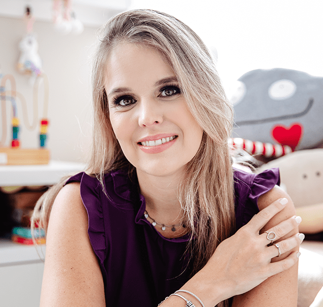 Formada em psicologia pela UNESP, Neuropsicologia pelo Albert Einstein e Coach pela Sociedade Brasileira de Coaching, Iara possui diversos cursos nesta área.
Se tornou a primeira facilitadora em Parentalidade Consciente no Brasil, pela Academia de Parentalidade de Portugal.
Iara trabalha com atendimento psicológico clínico e gerencia sua equipe de psicólogos (no total são 14 profissionais psicólogos). Especialista em Terapia Cognitivo Comportamental.