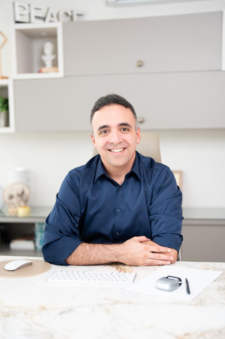 Psiquiatra, especialista em Terapia Cognitivo-Comportamental (com certificação pelo DGERT - Portugal), com formação em Terapia do Esquema (Wainer Psicologia). Professor de programas de pós-graduação em TCC. Mestre em Farmacologia pela Universidade Federal do Ceará (UFC). Chefe do Serviço de Psiquiatria do Hospital Geral de Fortaleza. Docente do curso de Medicina da Universidade Christus e preceptor da Residência de Psiquiatria da Infância e Adolescência do Hospital de Saúde Mental Prof. Frota Pinto. Atua principalmente nas áreas de psiquiatria da infância e adolescência, psicofarmacologia, transtornos do neurodesenvolvimento e formação médica.