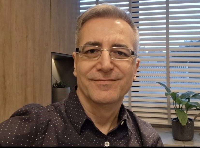 Médico psiquiatra; mestre em psicologia clínica; especialista em terapia cognitiva-comportamental; formação em terapia de famílias e casais; formação em terapia do esquema; sócio fundador do InTCC; coordenador dos núcleos do comportamento alimentar e sexualidade do InTCC.