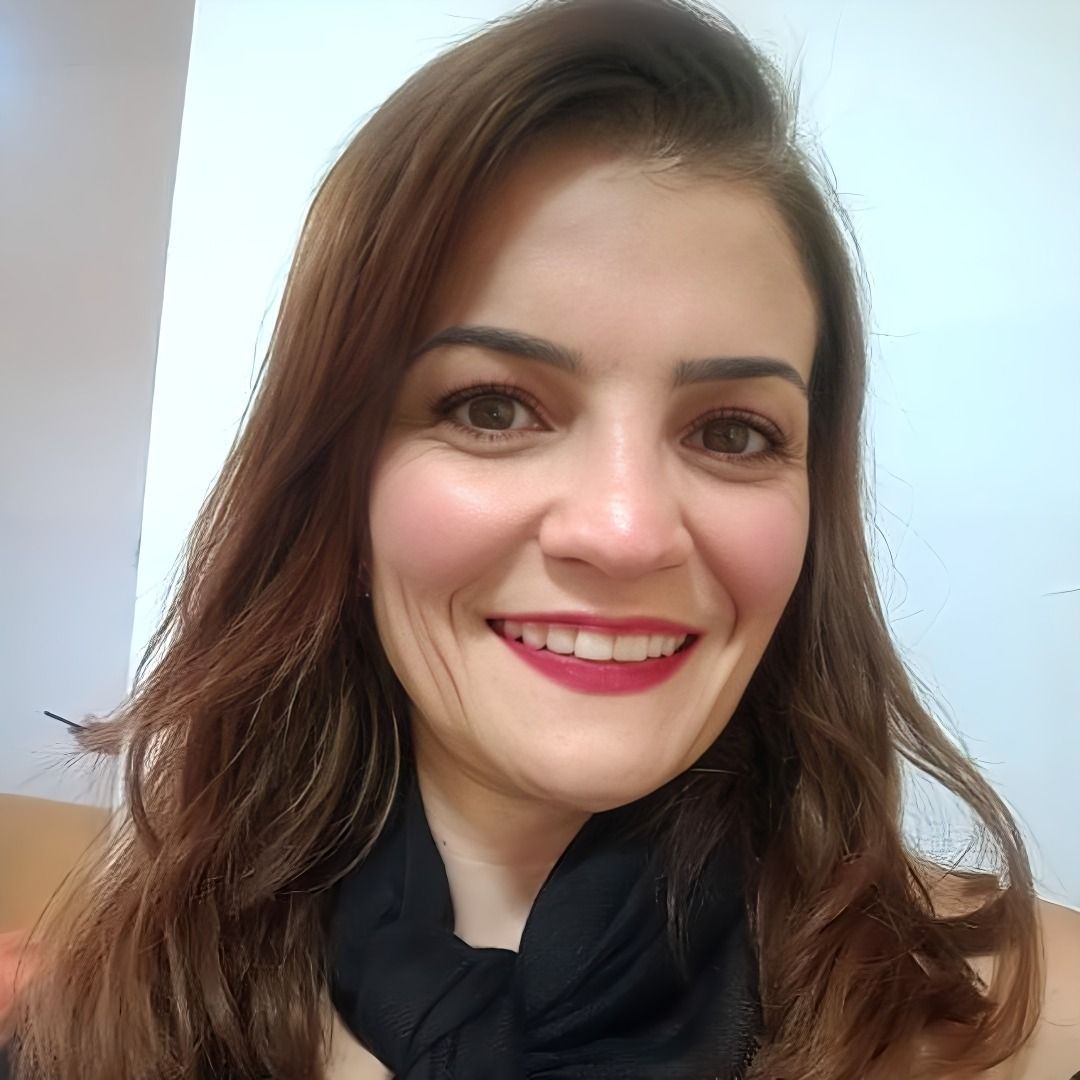 Psicóloga, Neuropsicóloga e Psicopedagoga
Especialista em Neurociências e suas interfaces (Instituto de Ciências Biológicas – ICB – Universidade Federal de Minas Gerais – UFMG – Belo Horizonte/MG)
Especialista em Atendimento Sistêmico às Famílias e Redes Sociais Redes Sociais (PUC MINAS – Belo Horizonte/MG)
Formação em Terapia Cognitiva Comportamental e Reabilitação Cognitiva
Mestre em Psicologia pelo Programa de Pós-graduação em Psicologia: Cognição e Comportamento da Universidade Federal de Minas Gerais (UFMG).
Coordenadora do Espaço Integrar Família – Escola
Docente do curso de Especialização em TCC Infância e Adolescente