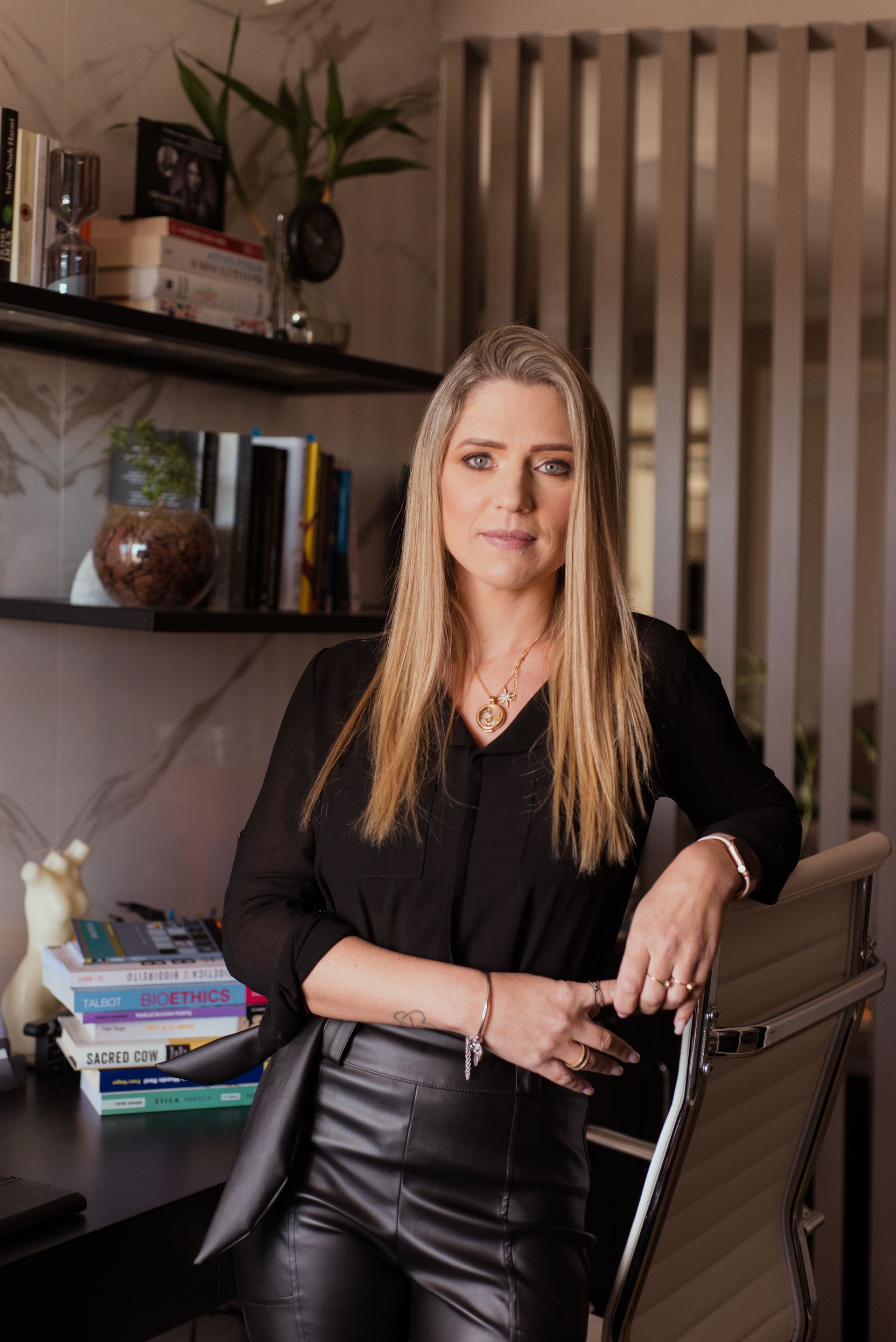 Psicóloga, Especialista em Terapia Cognitiva Comportamental na Infância e Adolescência. Palestrante em seminários e workshops sobre assuntos ligados à família, casais, escola, educação, empresas, entre outros. Organizadora e Psicóloga mediadora do Treinamento de Pais. Professora convidada para diversas disciplinas pelo país.
