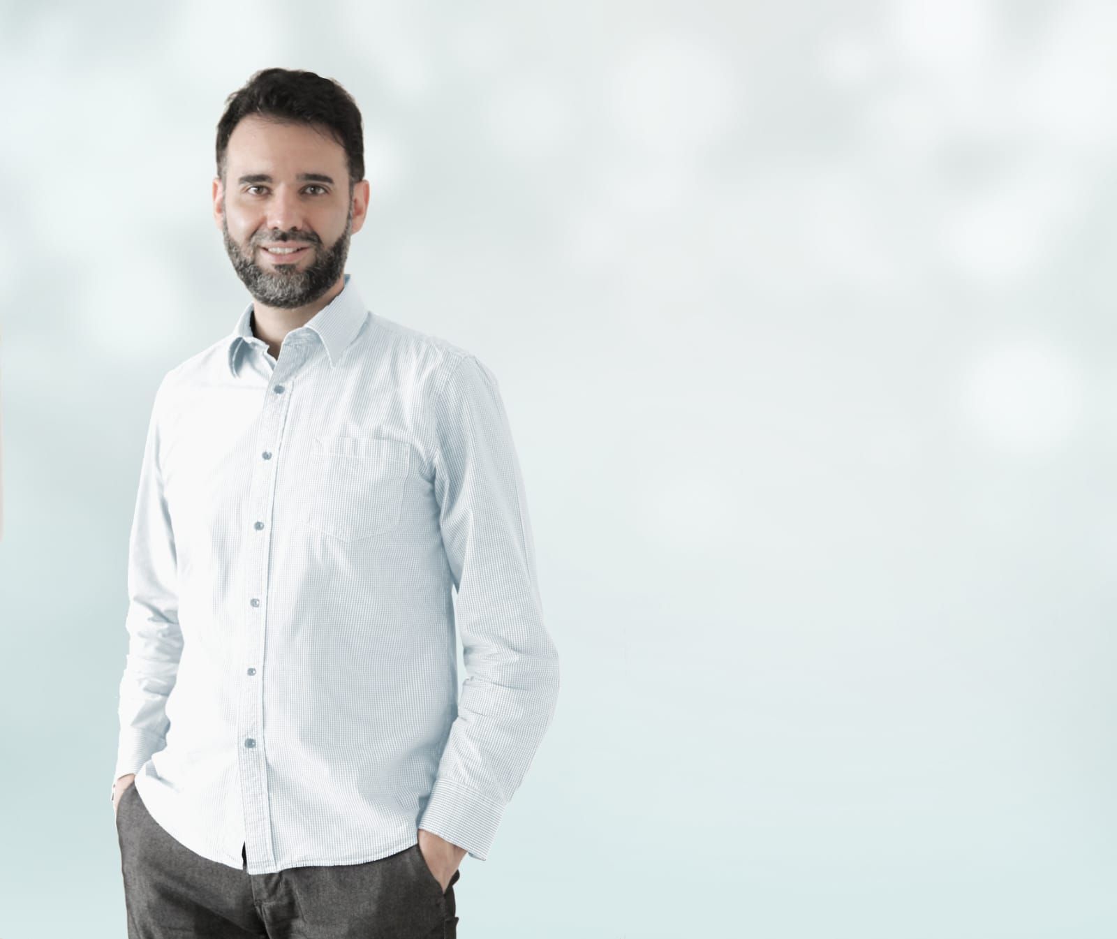 Doutorado em psicologia pelo programa de Pós Graduação em psicologia clínica e da saúde da Universitat Autònoma de Barcelona - Espanha (2012), com ênfase em sintomas somáticos funcionais na infância e adolescência. Tese doutoral com menção Cum Laude. Mestrado de pesquisa em psicologia clínica pela Universitat Autònoma de Barcelona (2009). Mestrado Lato Sensu em Psicopatologia Clínica Infanto-juvenil pela Universitat Autònoma de Barcelona (2007). Graduação de Psicologia pela Universidade do Vale do Rio dos Sinos - UNISINOS (2001). Tem experiência na área de investigação em Psicologia clínica da infância e adolescência. Trabalhou na Universitat Autònoma de Barcelona como pesquisador na área de detecção e prevenção dos transtornos do comportamento na infância. Atualmente pesquisa os sintomas somáticos funcionais em população pediátrica. Também atua na àrea de psicologia clínica. Realizou pós-doutorado em educação na Pontifícia Universidade Católica do Rio Grande do Sul - PUCRS. Trabalha como professor do curso de Psicologia da FEEVALE. Também é professor e supervisor no Instituto de Terapias Cognitivo-Comportamentais em Porto Alegre.