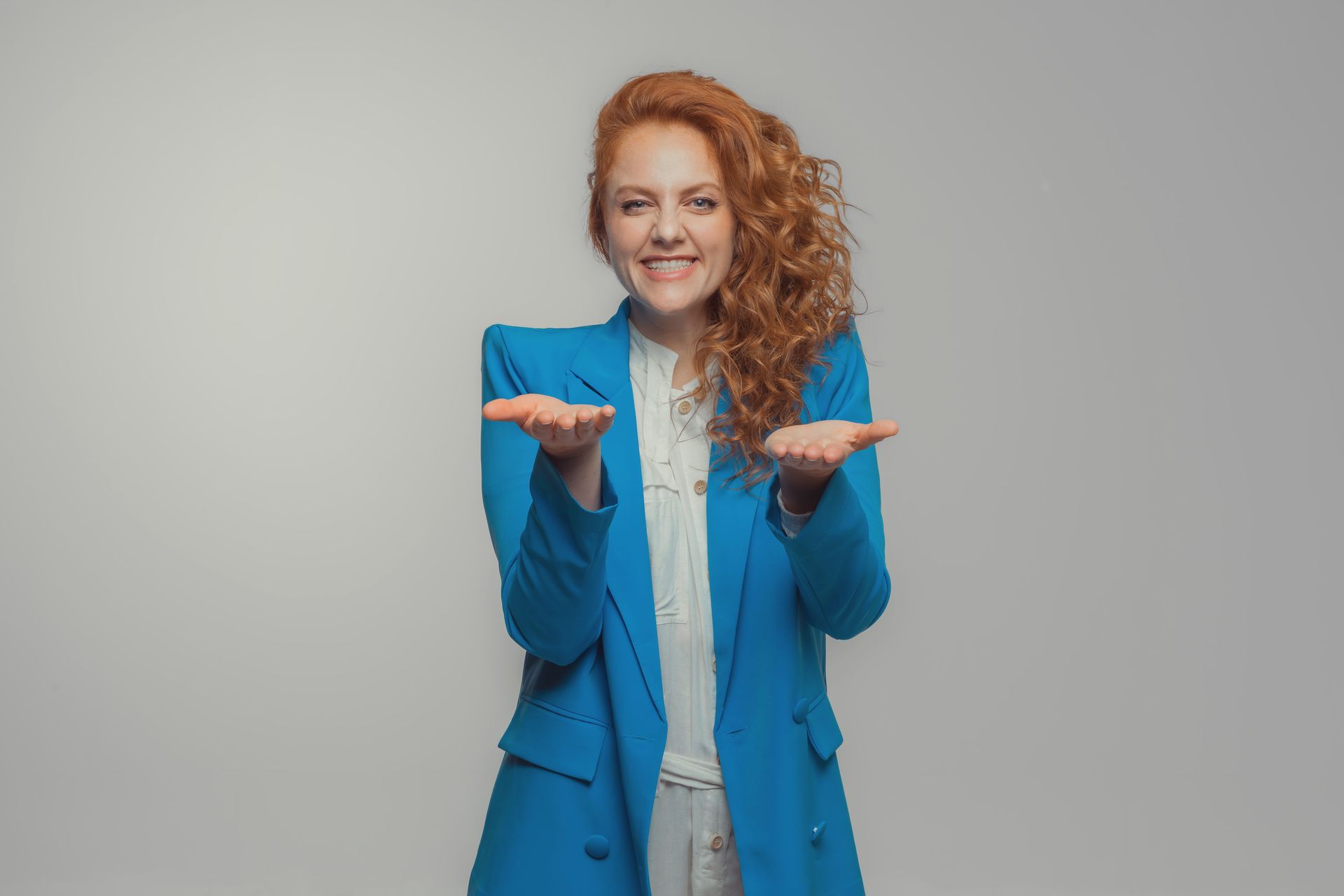 Adianta chegar em Marte e continuar violentando as pessoas? Sheylli acredita que não! Se somos capazes de construir tantas coisas geniais podemos nos focar em um mundo mais ético pra todos! Educadora ha mais de 20 anos, ela treina quem precisa falar em público e em frente às câmeras e usa suas habilidades de comunicação pra desenvolver um trabalho intenso pela erradicação da violência sexual e online. Com conteúdos nas redes e palestras por todo país, é autora do livro de oratória “Não enrole: um guia para falar bem em público e na internet” e da coletânea de contos sobre os perigos dos ambientes digitais “Respire fundo: contos proibidos da internet”